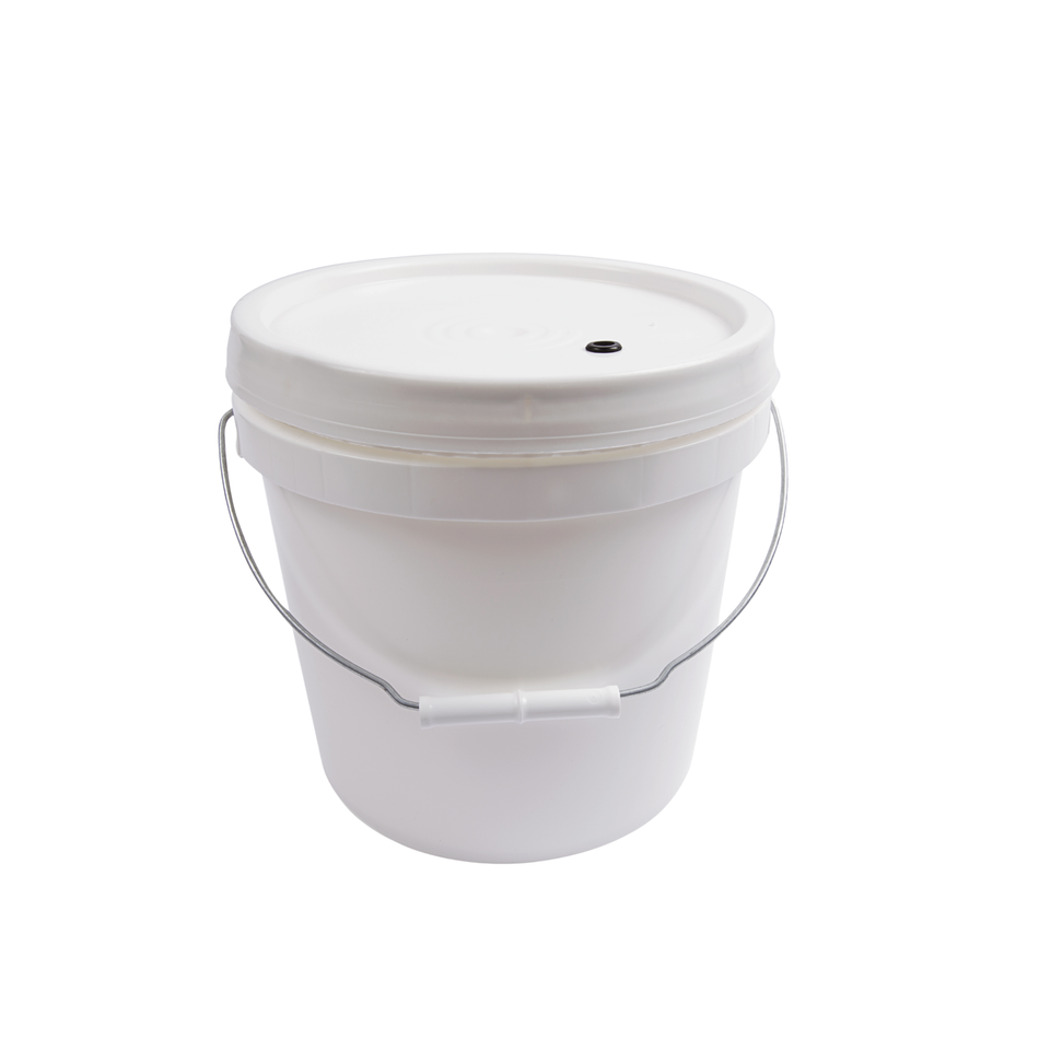 FastBrewing 2-gallon fermentation bucket with lid, perfect for homebrewing and winemaking, shown with the lid on.